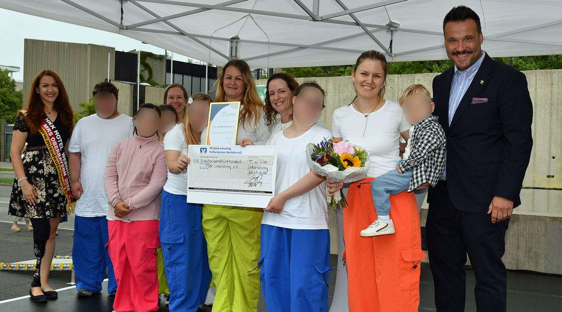 Preisträger der Kategorie "Freizeit und Kultur" auf der Bühne mit Mrs Oberbayern Minka Omeragic und Erster Bürgermeister Florian Klietsch.