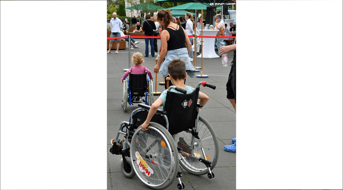 Rollstuhlfahrende Kinder