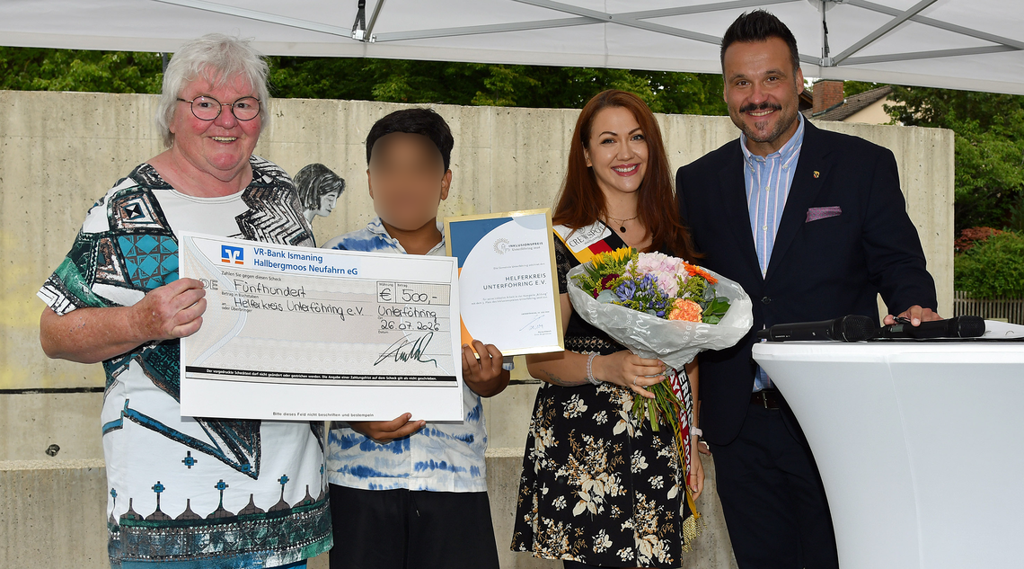 Preisträger der Kategorie "Bildung" auf der Bühne mit Mrs Oberbayern Minka Omeragic und Erster Bürgermeister Florian Klietsch.