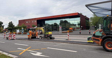 Bauarbeiten auf der Straße vor dem Bürgerhaus