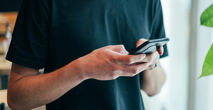Eine Person mit Smartphone in den Händen