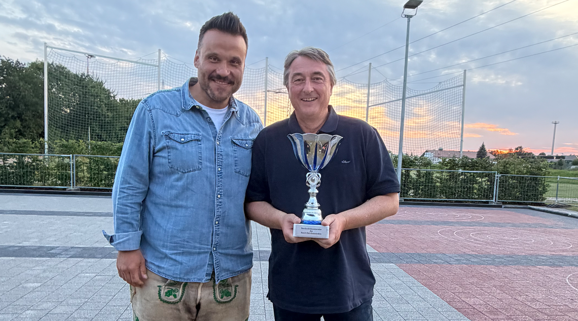 Bürgermeister Florian Klietsch überreicht dem dritten Bürgermeister von der Stadt Haar den Pokal