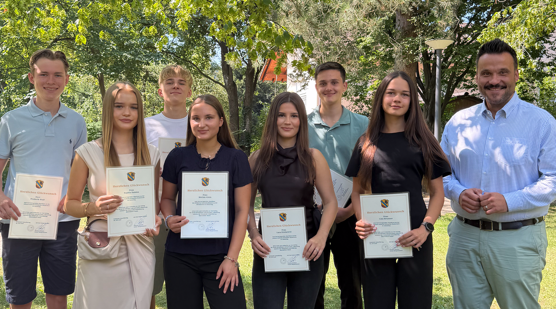 Gruppenfoto der Absolventen der Mittel- und Realschulen mit Urkunden