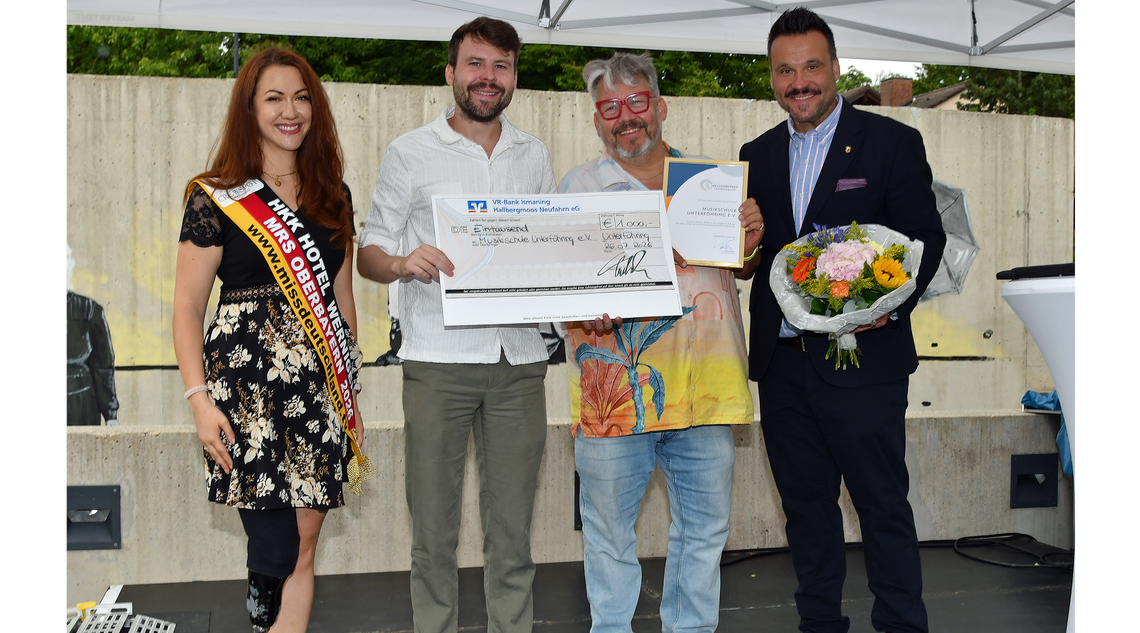 Preisträger für den zweiten Platz der Kategorie "Bildung" auf der Bühne mit Mrs Oberbayern Minka Omeragic und Erster Bürgermeister Florian Klietsch.