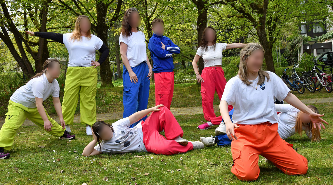 Acht Personen beim Tanzauftritt