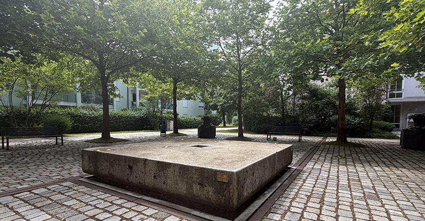 Nicht laufender Brunnen auf einem Platz
