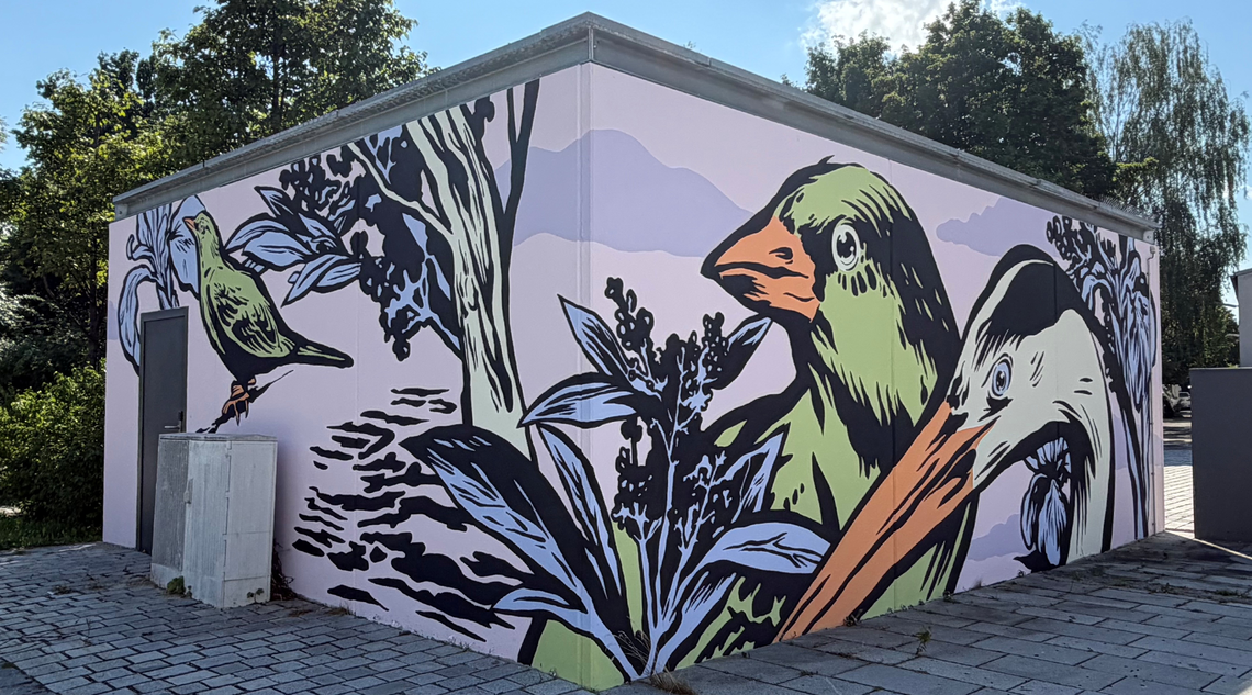 Ein mit Vögeln und Blumen bemalter Betonquader