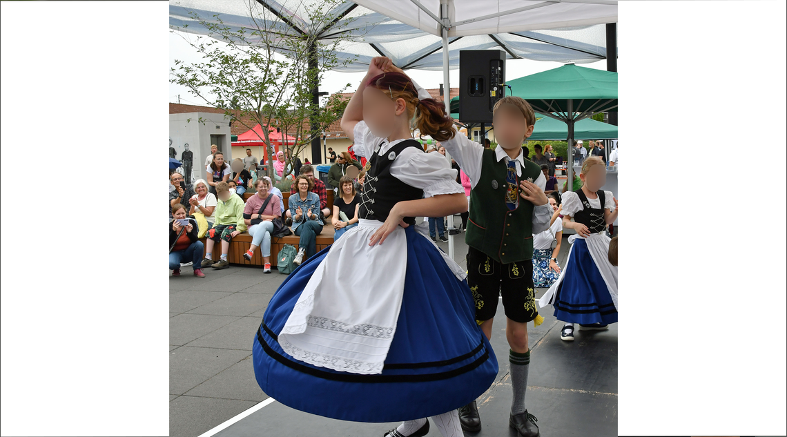 Tanzende Kinder in Tracht